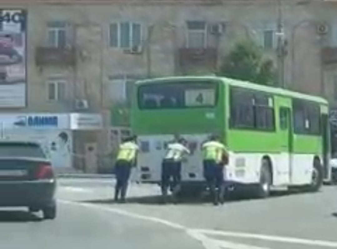 В Атырау полицейские толкали автобус, чтобы освободить дорогу (видео) —  Информационный портал CaspianLife