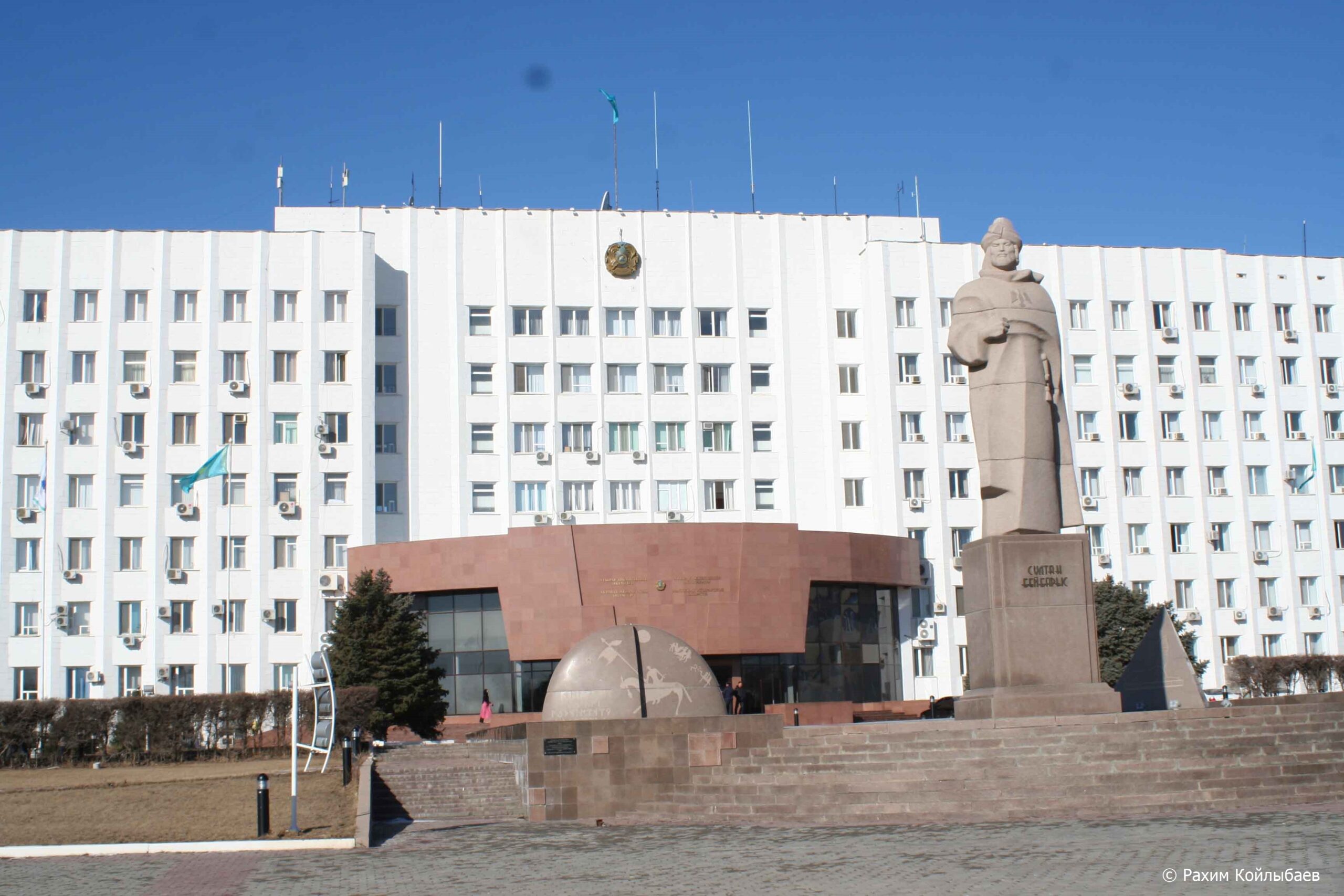 Г атырау область. Атырау акимат областной. Фото акимата Атырауской области. Фото акимат города Атырау. Фото стенд акимата города Атырау.