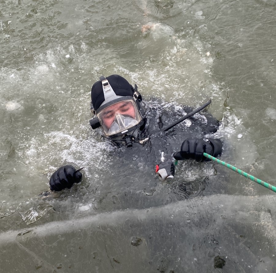 Несмотря на морозы, в Атырау водолазы продолжают поиски под водой (видео) —  Информационный портал CaspianLife