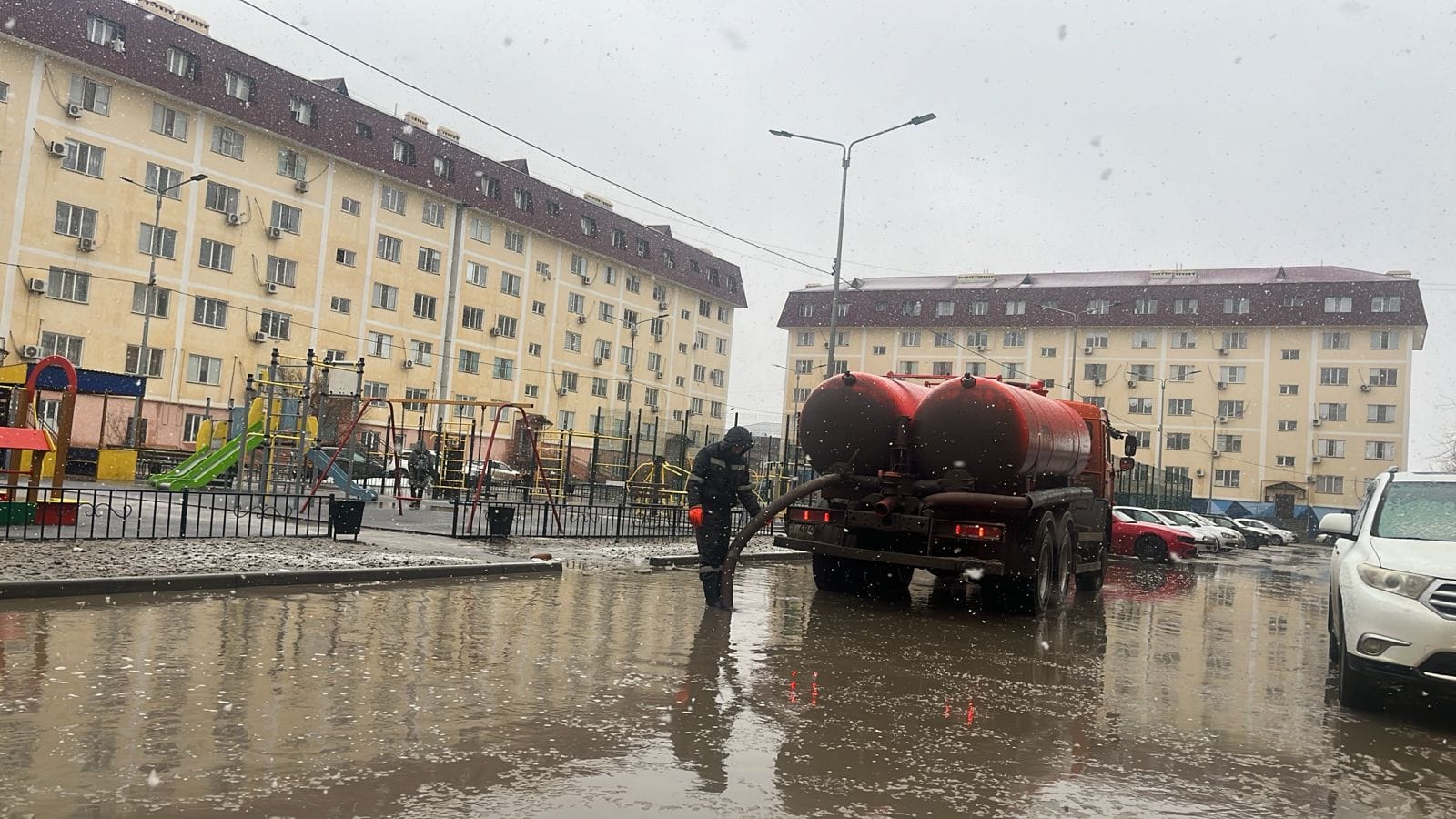 Непогода в Атырау: за два дня с улиц города откачано 2,5 тыс. тонн воды —  Информационный портал CaspianLife