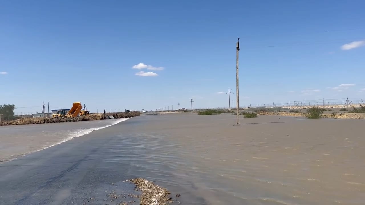 Еще один участок дороги Атырау-Уральск заливает паводком (видео) —  Информационный портал CaspianLife