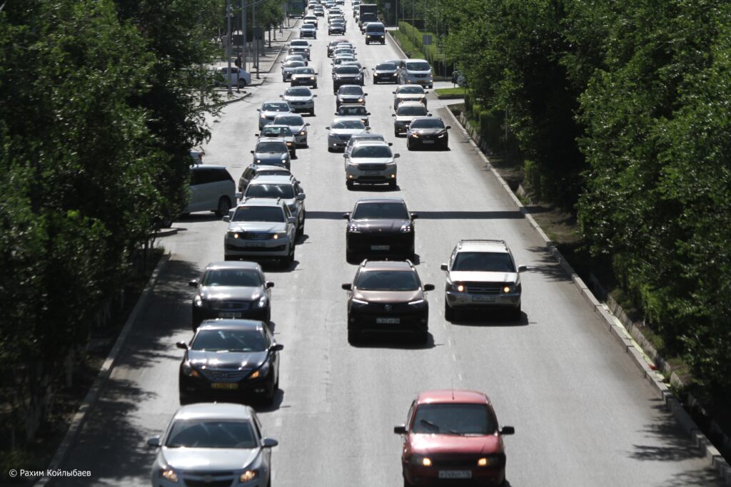 Незаконно поставил на учет 481 машину и скрылся в России