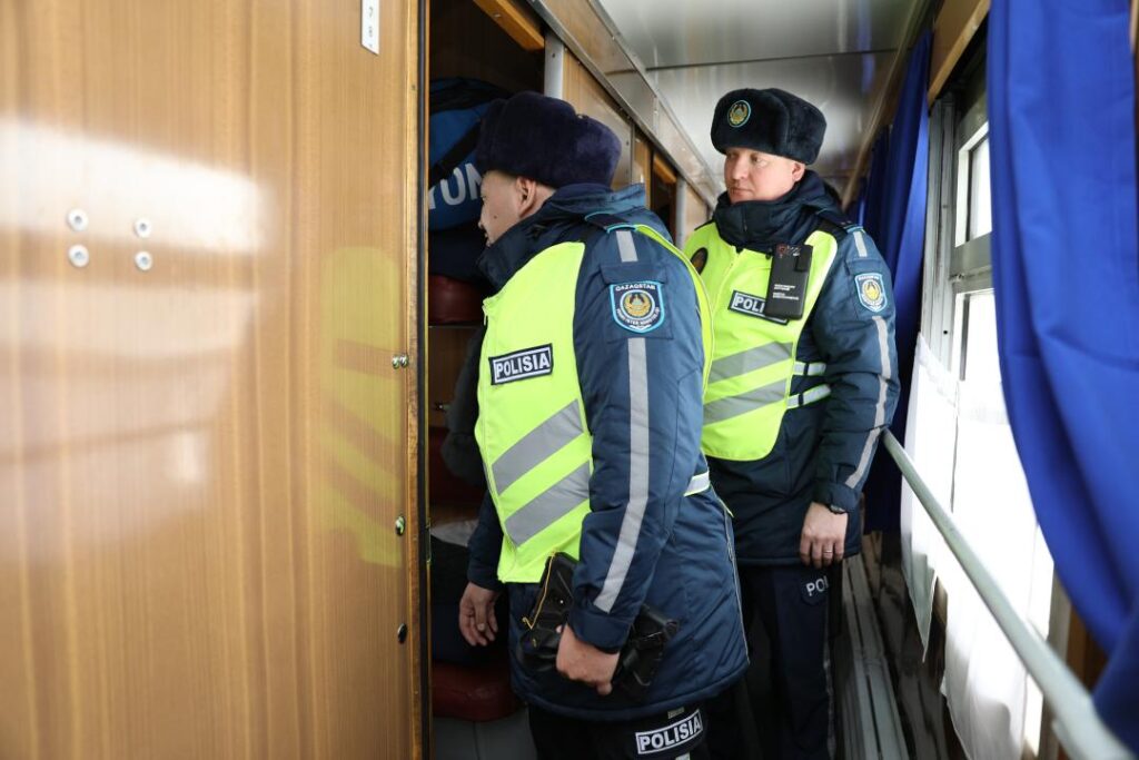 Беспокойные попутчики — двух пассажиров сняли с поезда в Мангыстау
