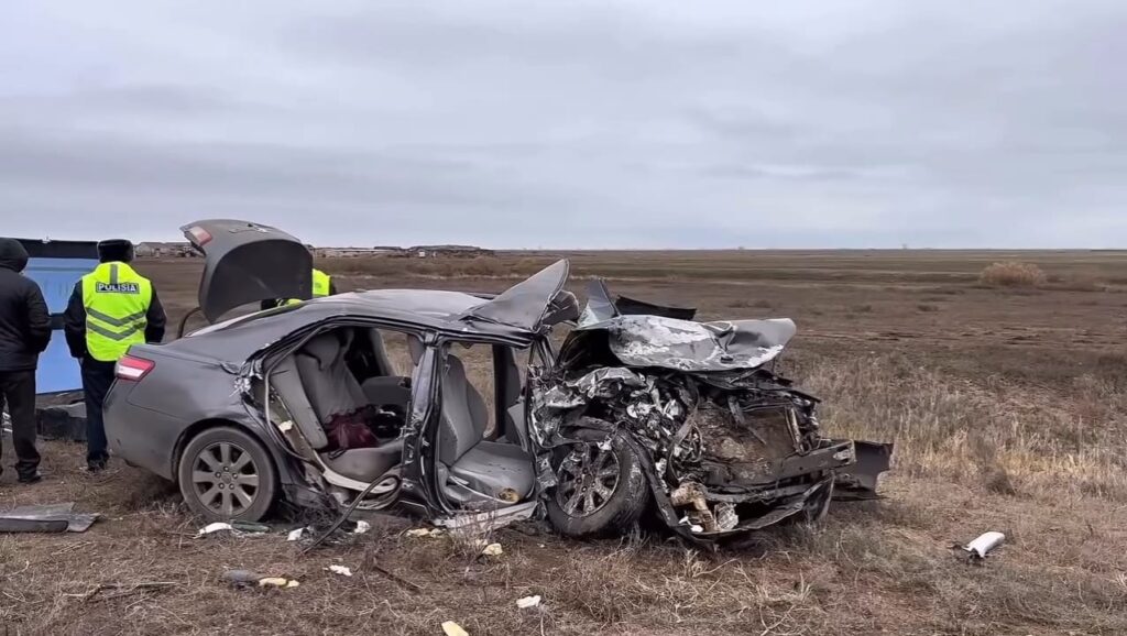 На западе Казахстана в аварии одна машина сгорела, погибли восемь человек