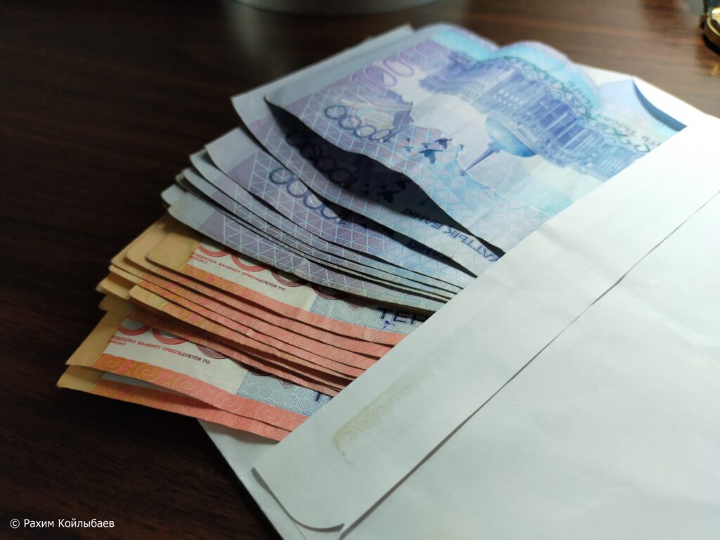 Кому в Казахстане работодатели предлагают самые высокие зарплаты