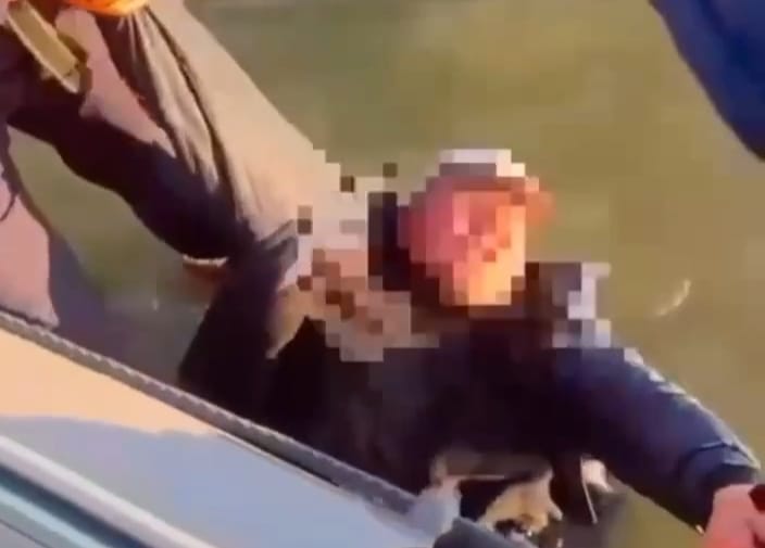 В Атырау на реке спасли человека, которого несло течением