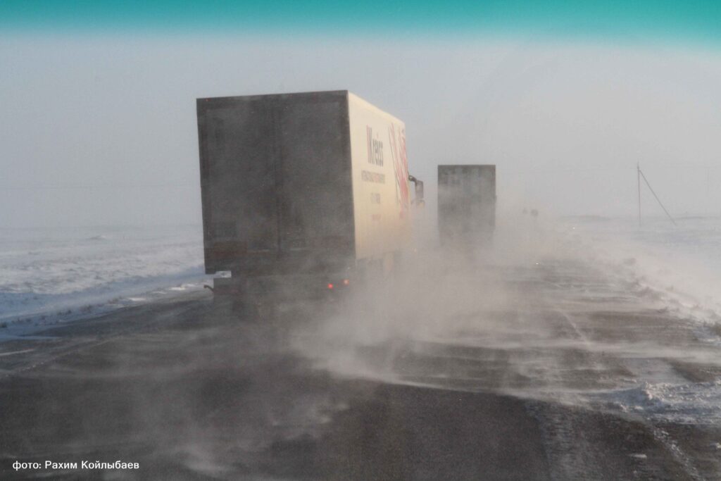 Пассажиров с закрытой автотрассы перевезли поездом Атырау-Актобе