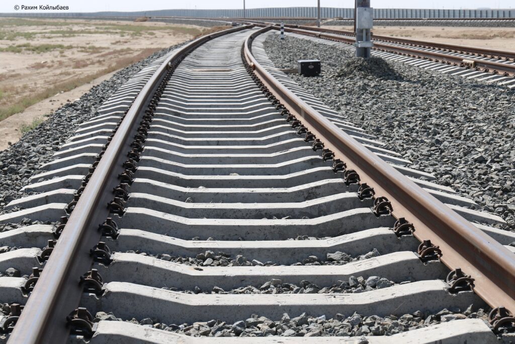 Трагедия на рельсах – под колесами поезда погибли четверо путейцев