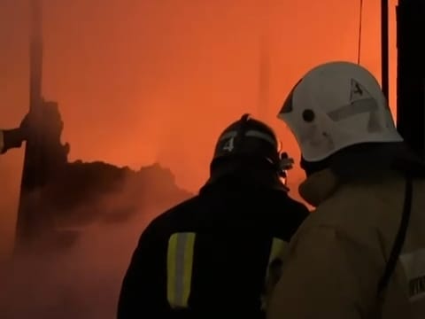 Видео с места пожара на самом крупном рынке города Атырау