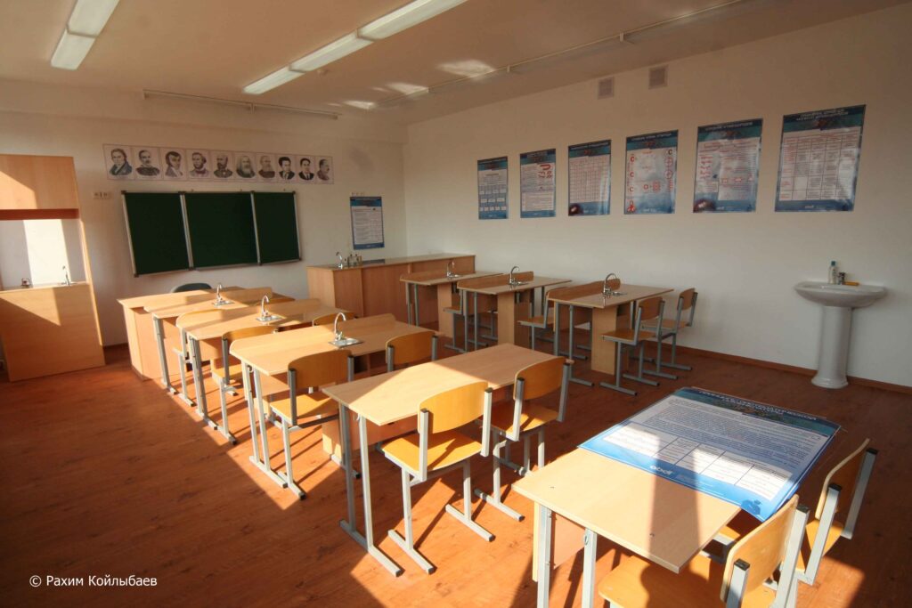 Циклон заставил школьников Атырауской области учиться в онлайн-формате