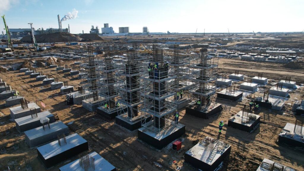 В Атырау готовится оборудование высотой 101 м для завода по производству полиэтилена