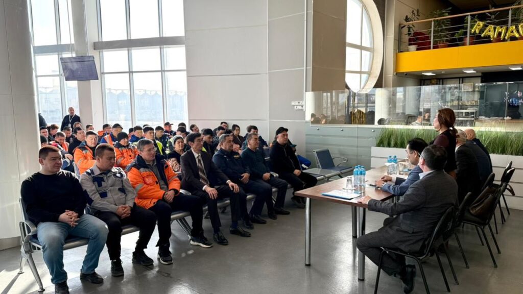 Члены региональной коалиции Мангыстау встретились с работниками порта Курык