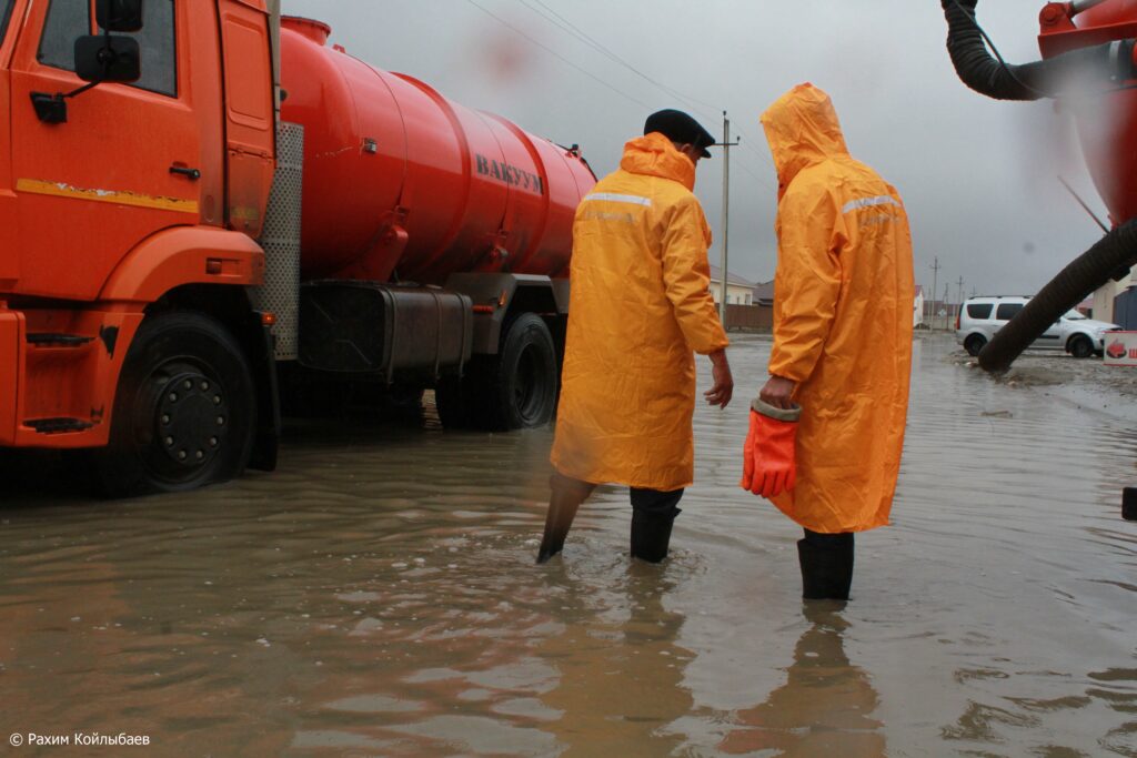 Западные регионы Казахстана опять «штормят» — дождь, гроза, ветер, туман