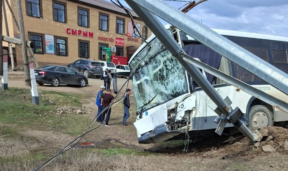 На западе Казахстана школьный автобус попал в аварию, пострадали дети