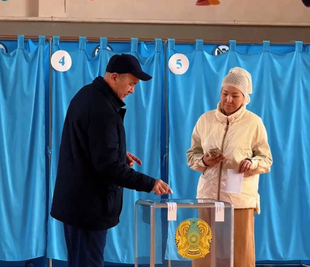 На участке референдума №253 в Актау голосование проходит в соответствии с требованиями закона