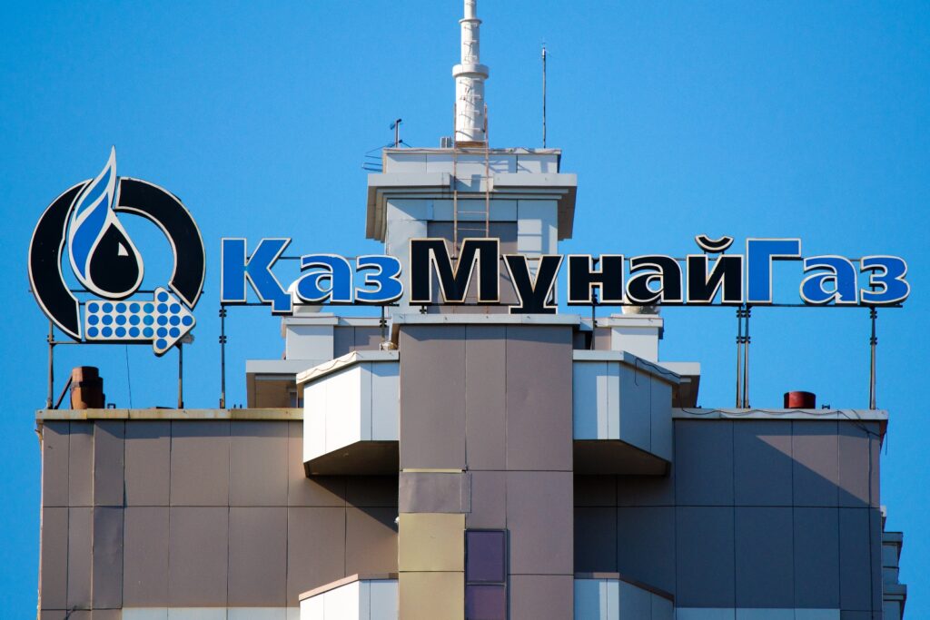 Рост доходов на фоне снижения добычи: «КазМунайГаз» подвел итоги за первое полугодие 2026 года